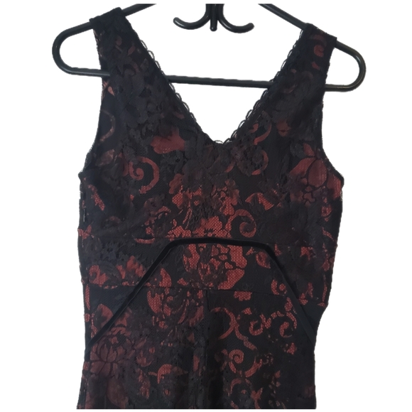 Elegant Black & Burgundy Lace Bodycon Dress with Hidden Zipper – Size S - Picture 7 of 8